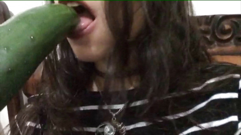 Adorable Teen: Devoter latina-teenager lutscht gurke, bis sie geschluckt wird, und versüßt...