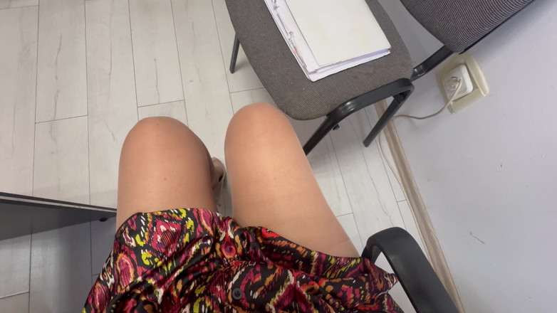 Step Mommy: Gorąca elegancka macocha pokazuje swoje seksowne nogi na wysokich obcasach...