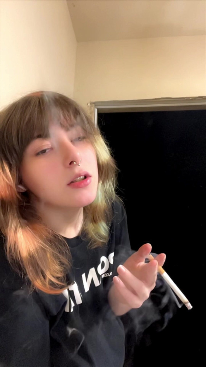 Mushroombitchx: Pornostar raucht eine zigarette