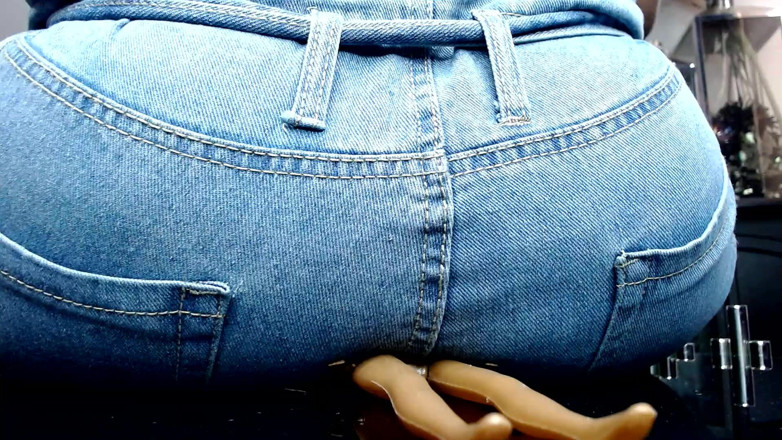 Maeling: Une salope noire écrasée dans un jean et un cul étouffé par...