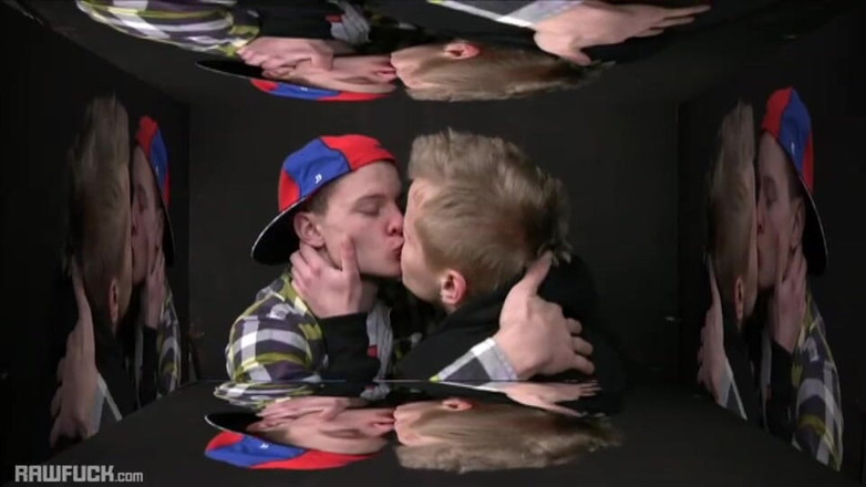 Raw Fuck: Potetovaný Twink Bruslař Bros' Piss Bang