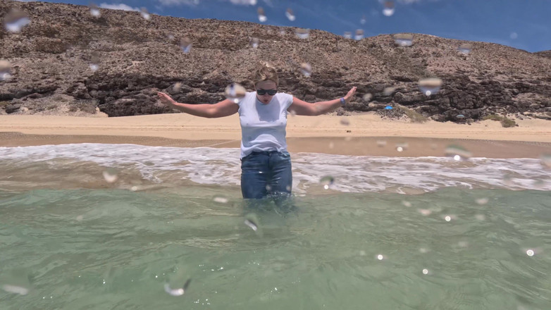 Emma Voyeur: Mädchen Benetzt Jeans Im Meer Und Schwimmt Im Nassen Weißen...