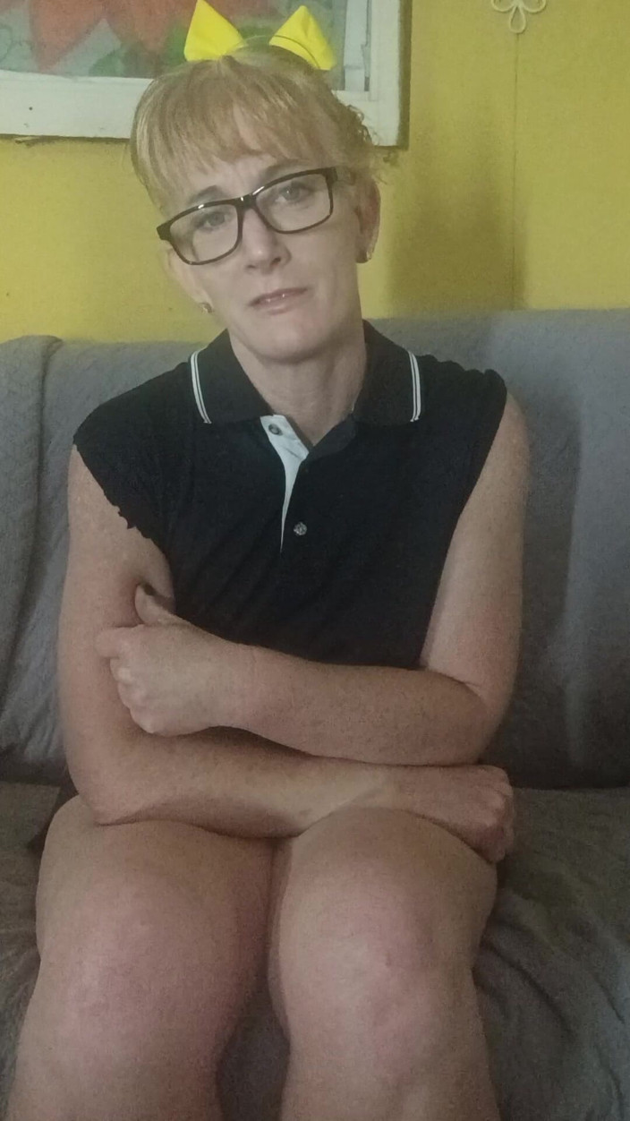 Longtoes45: Mon prof me discipline pour avoir posé une mauvaise question