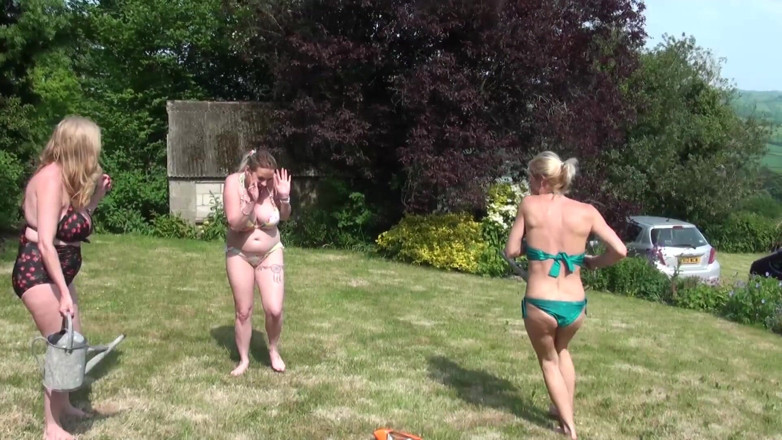 Dirty Doctors Clips - Mature British Lesbians: Лесбійські розваги на сонці