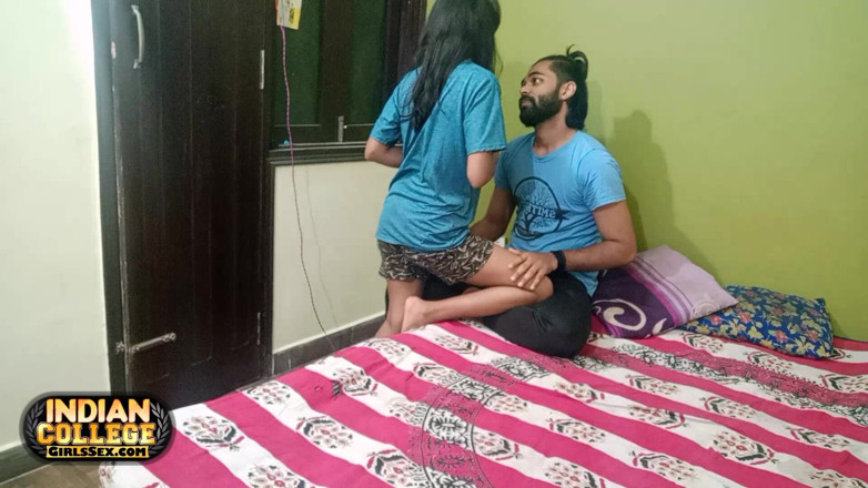 Hindi-Sex: Une petite amie desi juteuse de 18 ans se fait baiser...