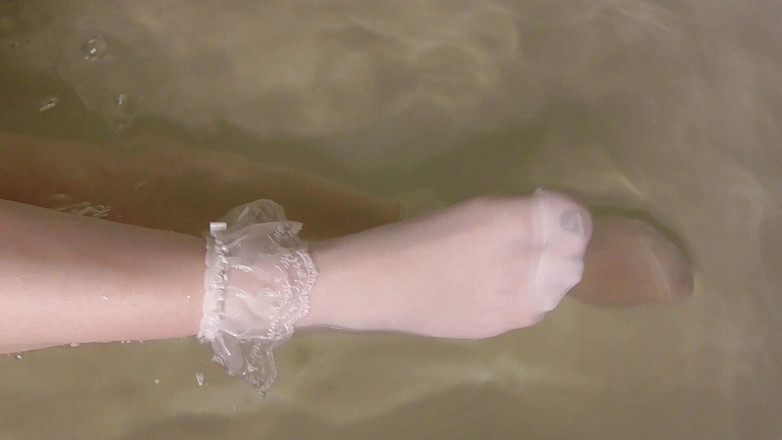 Anna Sky: Anna se lava los pies con calcetines blancos
