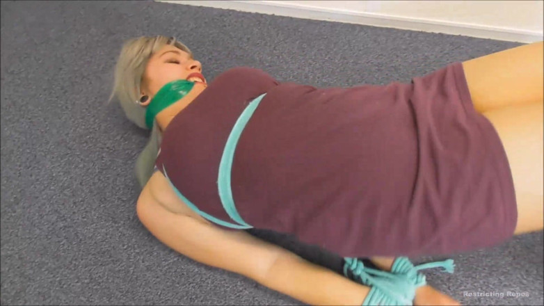 Restricting Ropes: 자지를 빠는 18세 소녀