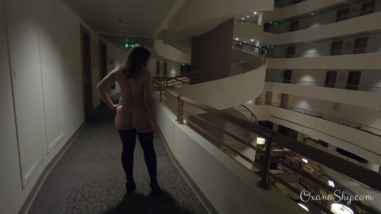 MILF Oxana: Atrapado desnudo en un pasillo de hotel