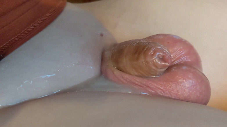 uncutcollegeguy: Viendo mi polla poniéndose dura, haciendo un charco de semen,...