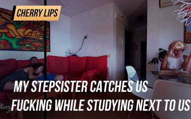 Cherry Lips: Minha meia-irmã nos pega fodendo enquanto estuda ao nosso lado