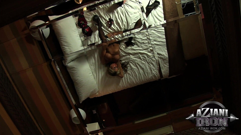 Aziani: Loira madura Abby Marie dedilha sua buceta na cama enquanto...