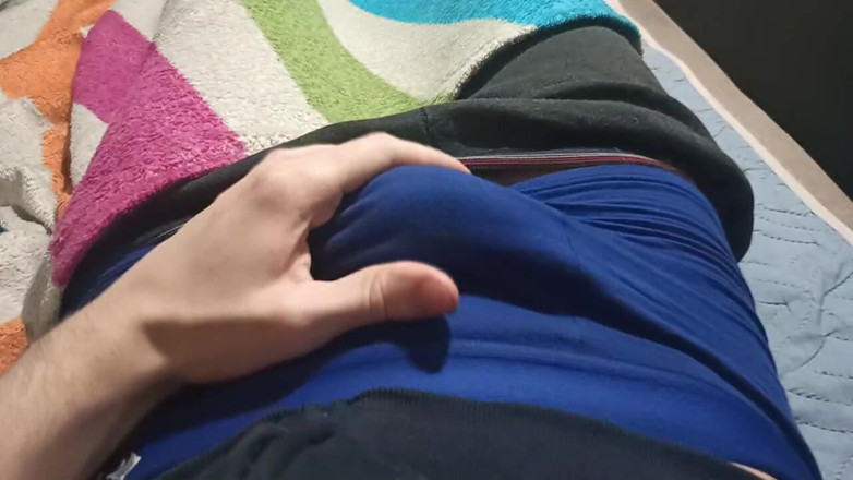 Pasha: Ein Mann in blauen Unterwäschen spielt mit seinem Schwanz, reibt...