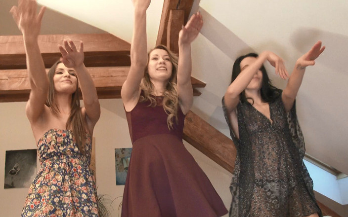 Leon Lambert Girls Twerk Parties CFNM: Estivo spogliarello e dance party con tre ragazze amatoriali del...