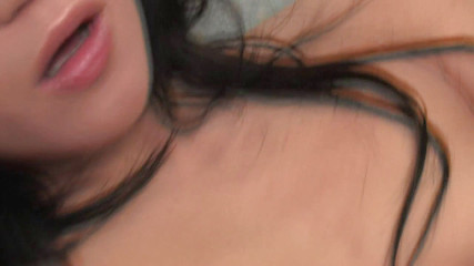 Hot Girlz: Piękna brunetka z małymi cyckami bawiących się jej cipką