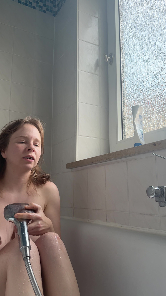 SweetLucy96: Đi tiểu trong bồn tắm