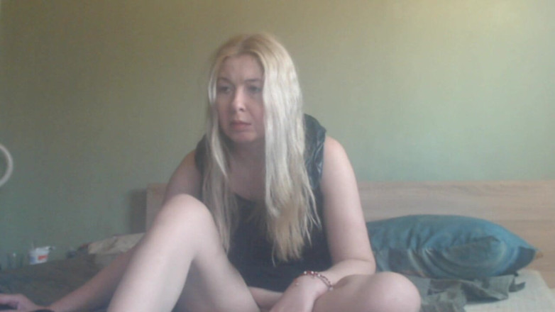 sunshinegoddes: Sexy blondine zeigt ihre großen titten und spielt mit dildo
