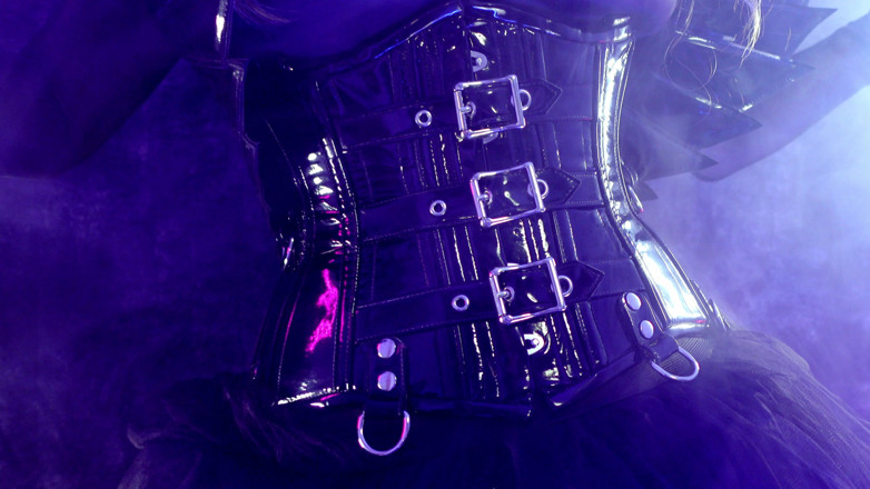 Arya Grander: Chaud et brillant - pvc et latex - fashion shoot backstage (Arya Grander)...