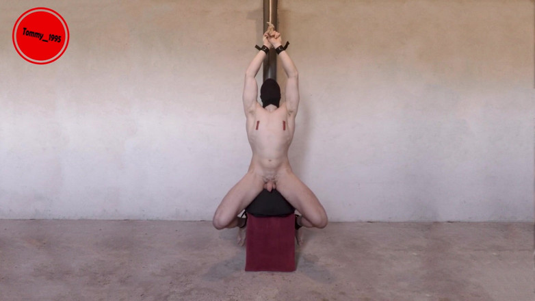 Tommy_1995: Sybian, orgasmes intenses de la prostate, un mec gémit