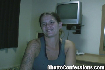 Ghetto Confessions: Une brune excitée avec une bite dans les mains taille...