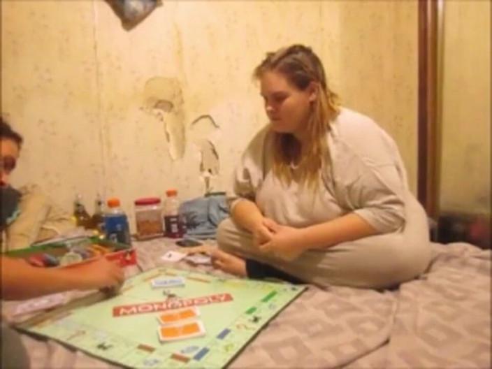 Fat Goddes: La moglie perde al monopolio e vende la sua figa...