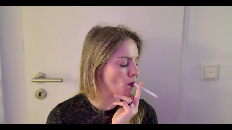 Naughty Natascha: Palenie z bliska w czarnej koronce
