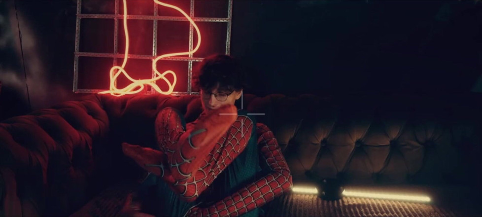 HotDogs studio: Spider-man-kostüm. Der Junge Posiert Unten. Arschloch