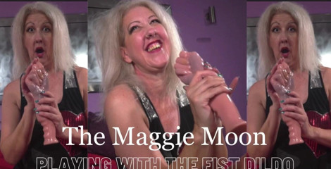 Maggie Moon: Gioco con il dildo a mano posso entrare tutto?
