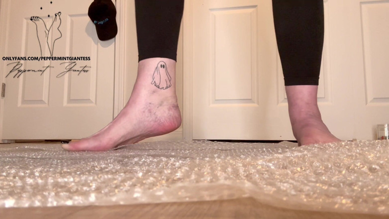 Peppermint Giantess: 버블 랩 터지는 여신 크기 16 피트