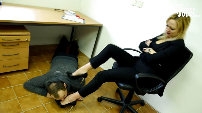 Czech Soles - foot fetish content: Șefa dominatoare feminină transformă hoțul în sclav care linge picioarele