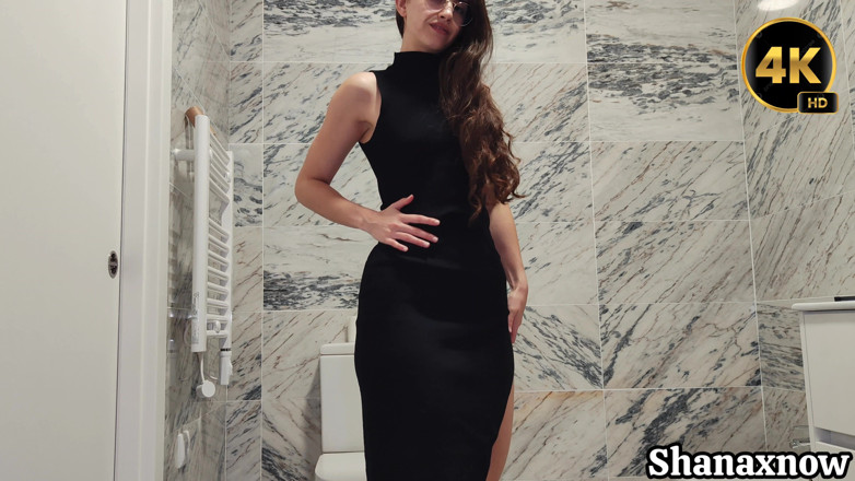 Shanaxnow: 4K, fétiche, adoration du cul dans les toilettes, fessée ouverte...