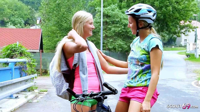 Full porn collection: Hubené teenagerky mají první lesbický sex venku po vysoké škole
