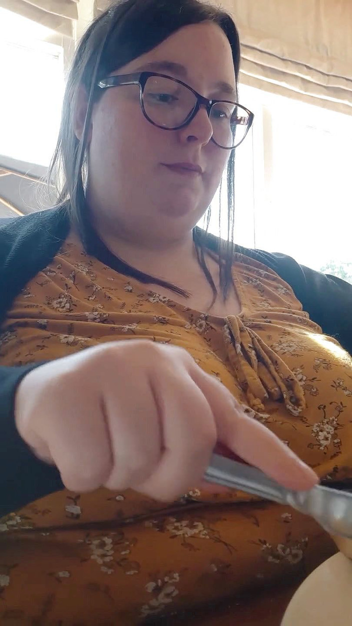SSBBWLadyBrads: Bbw ssbbw eet een volledig Engels terwijl (geen audio)