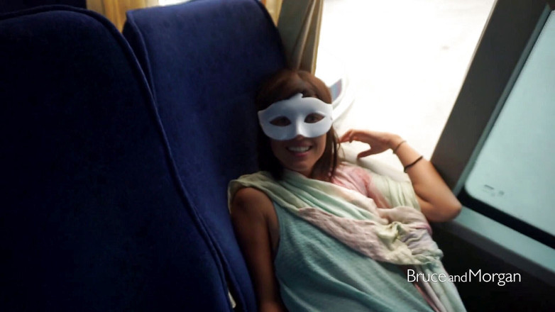 Bruce-and-Morgan: Boire de la pisse et pipe dans le bus