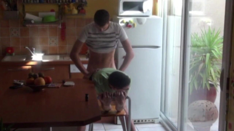 Crunch Boy: Twinks follando en mi cocina