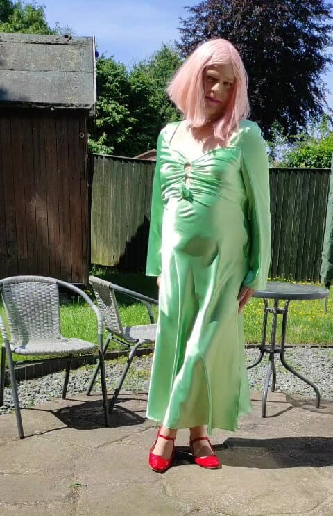 Nottstvslut: Sissy-tgirl im sexy grünen satin-kleid