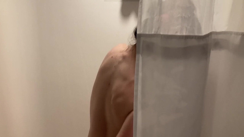 SKVideo: Gadis remaja kurus lagi asik mainin memeknya di kamar mandi