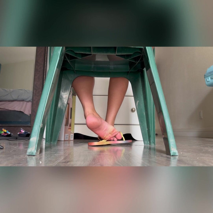 Tan feets: Latina tanfeets onder de stoel, teenslip, plagen