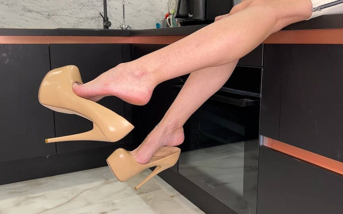 Julia domaina: Pumps high heels auf lange beine, baumeln und enges kleid...