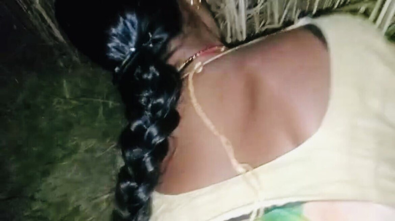 RadhaDevi: Bhabhi desi dikongkek pada waktu malam di padang gandum