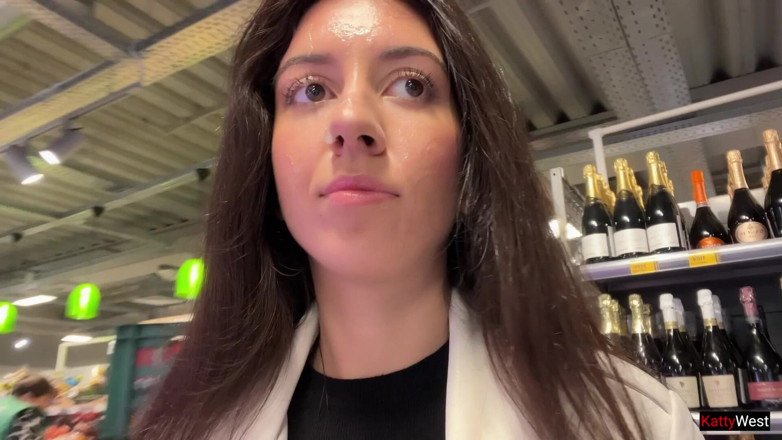 Katty West: Istri pergi ke supermarket dengan air mani di wajahnya dari...