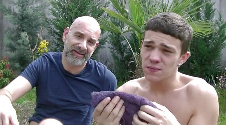 Gaybareback: Twink zerżnięta na oklep przez okrutnego tatusia