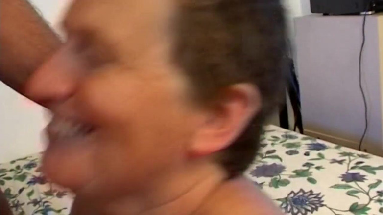 Real Home Made: Un vrai couple mature baise pendant qu'il est filmé