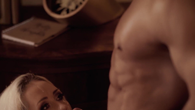 MixedX: Christina Shine, petite amie excitée, se fait baiser sa chatte étroite...