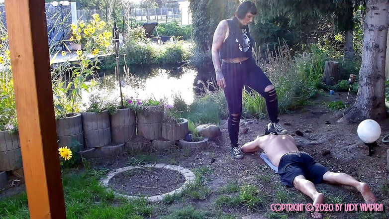 Domina Lady Vampira - SM Studio Femdom Empire: Si la fille tatouée d'à côté ... 1/3