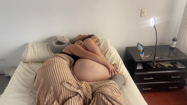 zoemelissa: Lesbische seks onder de dekens op een koude ochtend