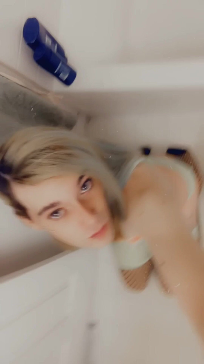 CarmenMelatonin: Una sexy ragazza in bikini vuole succhiarti