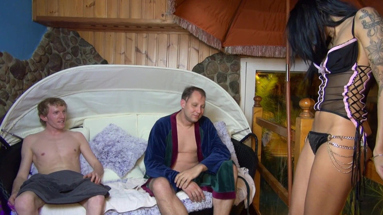 Erotik Von Nebenan: Trio MMF allemand décevant avec une ado avec de petits...