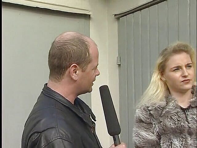 Lucky Cooch: Tysk blondin intervjuas utomhus