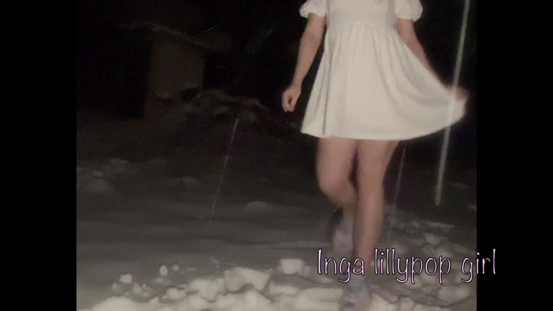 Inga lillypop girl: 팬티 없이 공공장소에 선 귀여운 성욕 중독자
