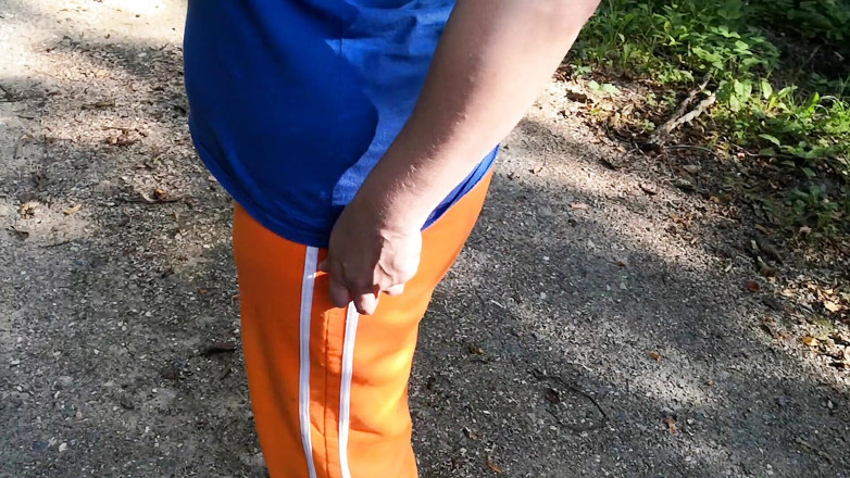 Bouncy Tits Action: Brandnetels in haar slip buitenshuis vuile praat